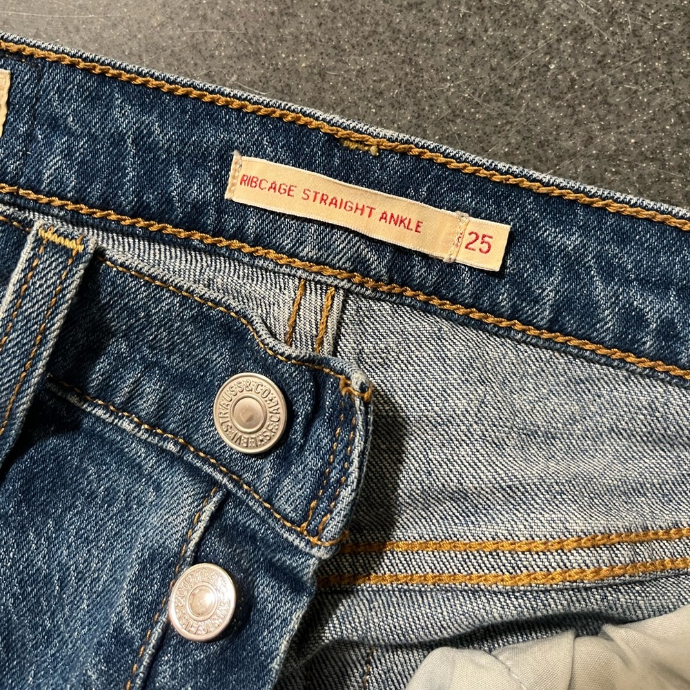 Levi’s Ribcage Straight Jeans - Picture 3 of 6